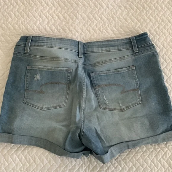 Distressed jean shorts - Picture 2 of 4